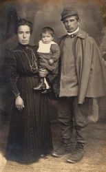 Vykort med en infanterisoldat, skytt, i krigsuniform med sin familj, 16031917
