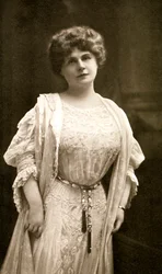 Marie Corelli, brittisk författare, 1909.