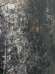 Sprickig mörk metall