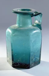 Sexkantig flaska, 1:a-2:a århundradet (glas)