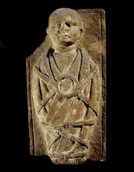 Art Gallo Romain: ex-voto som representerar ett lindat barn. Kalkstensskulptur. Saint Germain En Laye, Antikvitets museum