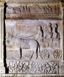 Låg relief från den gallo-romerska perioden föreställande en vagn avfyrad av hästar som transporterar passagerare. Avignon, Musee Calvet