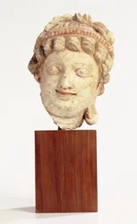 Bodhisattva, 100-200 (stuckatur)
