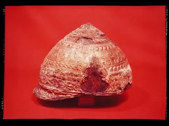 Hjälm, från Amfreville, Eure, c.275-225 f.Kr. (brons, järn, guld & emalj) (se även 128301)