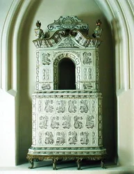 Spis, ca 1760 (kakel glaserade med bly och guld)