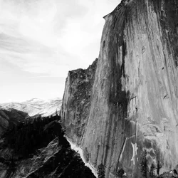 Den majestätiska bergsstigen längs klippkanten