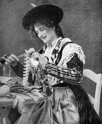 En kvinna som kreativt skalar en potatis, 1922.