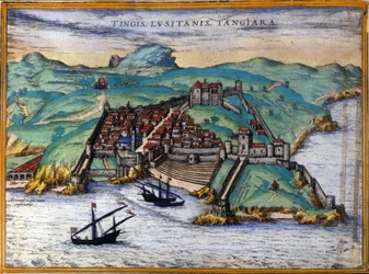 Utsikt över den befästa staden Tanger och kusten, Marocko. Tre fartyg ligger ankar nära kusten. I "Ciuitates orbis terrarum Liber primus", av Georgius Braun och Franz Hohenberg, Köln 1582.