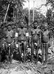 Kvinnor i festivaldräkt, Melanesia, 1920.