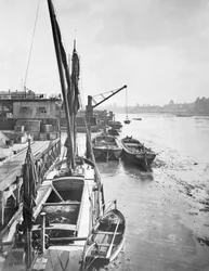 Albert Embankment mot Lambeth Palace från Vauxhall Bridge, London