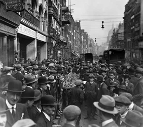 Folkmassa utanför Newspaper House, Fleet St med blick österut, City of London, före 1933.