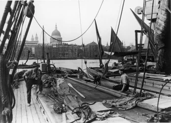 Men on a Thames pråm, South Bank, Lambeth, London, tidigt 1900-tal