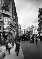 Människor som går förbi Astoria Theatre i Charing Cross Road, Westminster, London, tidigt 1930-tal.