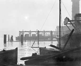 Soluppgång över vattnet i Lambeth med utsikt österut, London, tidigt 1930-tal