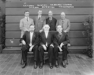 Charles Taze Russell (i mitten) med Ernest Wilson V. Kuehn, general William P. Hall, Robert B. Maxwell, J.T.D. Pyles, dr Leslie W. Jones, professor F.B. Thompson, 1911