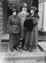 Fania Mindell, redaktör Harold Hersey och Marian Bloom troligen tagna under rättegången i Bownsville 1917.
