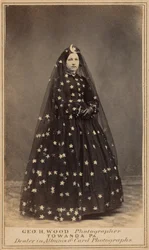 Kvinna i dräkt som Nattens drottning,ca. 1860 (foto)