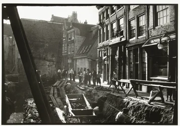 Byggnadsarbetare i och på en byggarbetsplats vid Nieuwendijk i Amsterdam