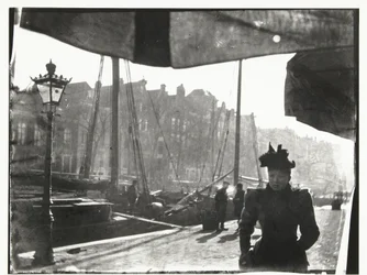 Porträtt av en kvinna som promenerar längs Prinsengracht i Amsterdam