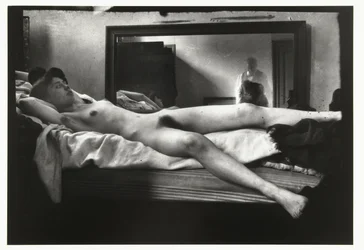 Porträtt av en kvinnlig naken med den fotograferande Breitner i spegeln