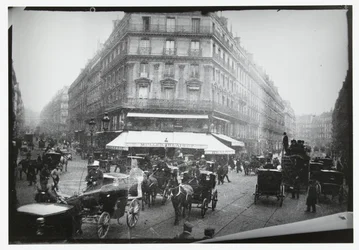 Gatuvy av en upptagen korsning i Paris