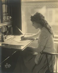 Mary Pickford skriver vid ett skrivbord, ca 1918 (s/v foto)