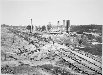 Ruinerna av Hoods ammunitionståg med 28 bilar och Scofield Rolling Mill, nära Atlanta, Georgia, september 1864 (s/v fotografi)