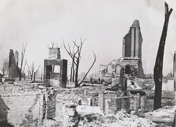 Ruinerna av Chicago Historical Society-byggnaden efter den stora branden i Chicago, 1871