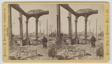 Stereograf av en man som kyler ett kassaskåp bland ruinerna efter Chicago-branden 1871, 1871 (bw-foto på kortfäste)