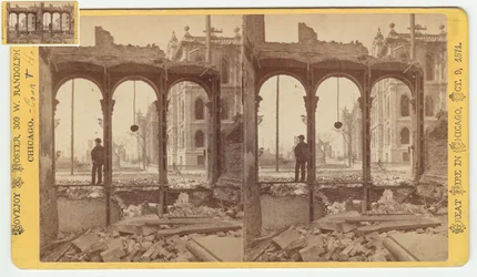 Stereograf av domstolsbyggnaden sett genom ruinerna av östra sidan av Clark Street efter Chicago-branden 1871, 1871 (bw-foto på kortfäste)