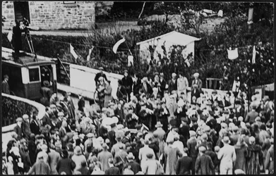Publik på Floradagen för Helston Furry Dance,1925-35 (foto)