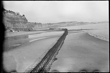 Shanklin Beach, med amiralitetets byggnadsställningar som slingrar sig längs kustlinjen