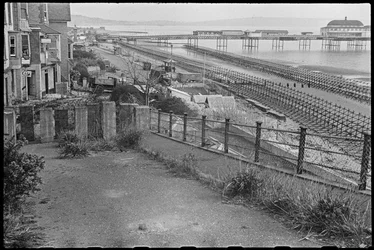 Stranden vid Shanklin, med amiralitetsbyggnadsställningar