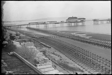 Stranden vid Shanklin, med två rader av amiralitetsbyggnadsställningar