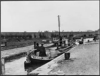 Två kanalpråmar passerar genom en sluss på Grand Union Canal nära Marsworth