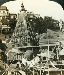 Tempel på stranden av Ganges, Benares, Indien, c1909.