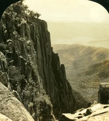 The North Side of the Gorge, Buffalo Ranges, Victoria, Australien, c1909.