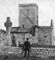 Ruinerna av katedralen och St Martins Cross, Iona, Argyll och Bute, Skottland, sent 1800-tal.