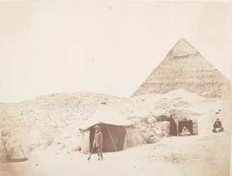 Fotografen framför sitt tält på platsen för Khafre Chephrens pyramid, 1851.