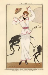 Kvinna i vit ullklänning med rosa kant, bälte av virkade rosor, tappar hatten i vinden. Robe de drap blanc borde d