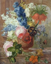 Rosor, delphiniums, anemoner, nasturtium och en kejserlig lilja i en skulpterad urna på en marmoravsats (olja på duk)