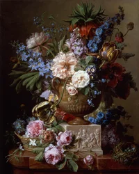 Stilleben med blommor i en stenvas på en sockel