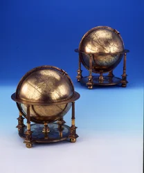 Ett par jordglober, jordnära och himmelska, bärande Tughra och latinsk inskription av Sultan Murad III, 1579