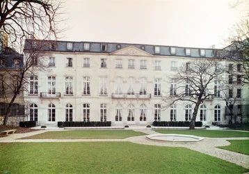 Vy över trädgårdsfasaden på Hotel de Beauharnais, byggt 1713 Interiör i Salon Vert i prins Eugene de Beauharnais (1781-1824) lägenhet.
