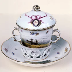 Aspkopp i porslin från 1800-talet (används för att dricka varma drycker). tysk tillverkning. Besançon. Museum of Fine Arts