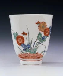 En Bottger Kakiemon utsvängd bägare målad med krysantemum och gräs, ca 1725