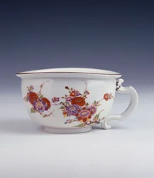 En Bottger bourdaloue av oregelbunden oval form målad på sätt av Johann Ehrenfried Stadler, c.1725