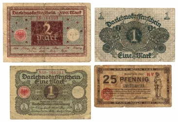 En tvåmarkssedel, två enmarkssedlar och en tjugofem pfennig sedel, 1920-21