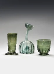 En waldglasbägare, ett strangenglas och en kuttrolf (glas)