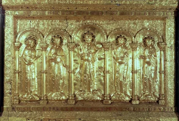 Antependium föreställande Kristus med donatorerna vid hans fötter mellan ärkeänglarna Gabriel, Rafael och Mikael och St. Benedictus (guld) (se även 162678)